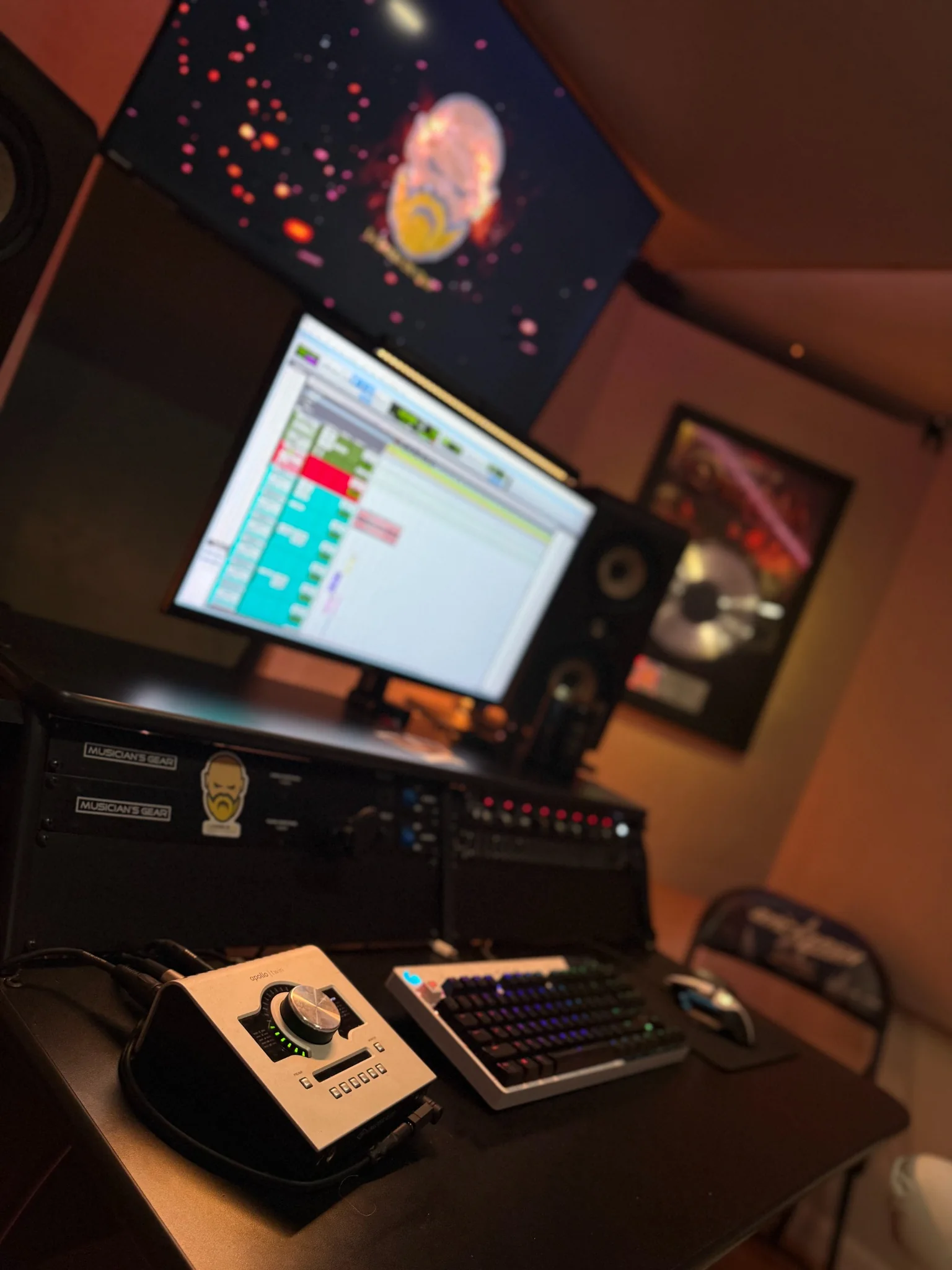 Consola y equipo de producción en el estudio de La Barba De Oro